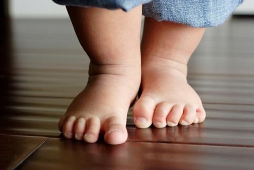 when does the baby start to walk